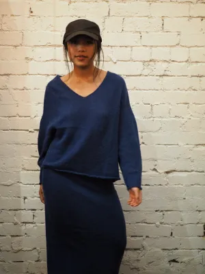 Light weight V-neck sweater (Alpaca)- Blue Royale