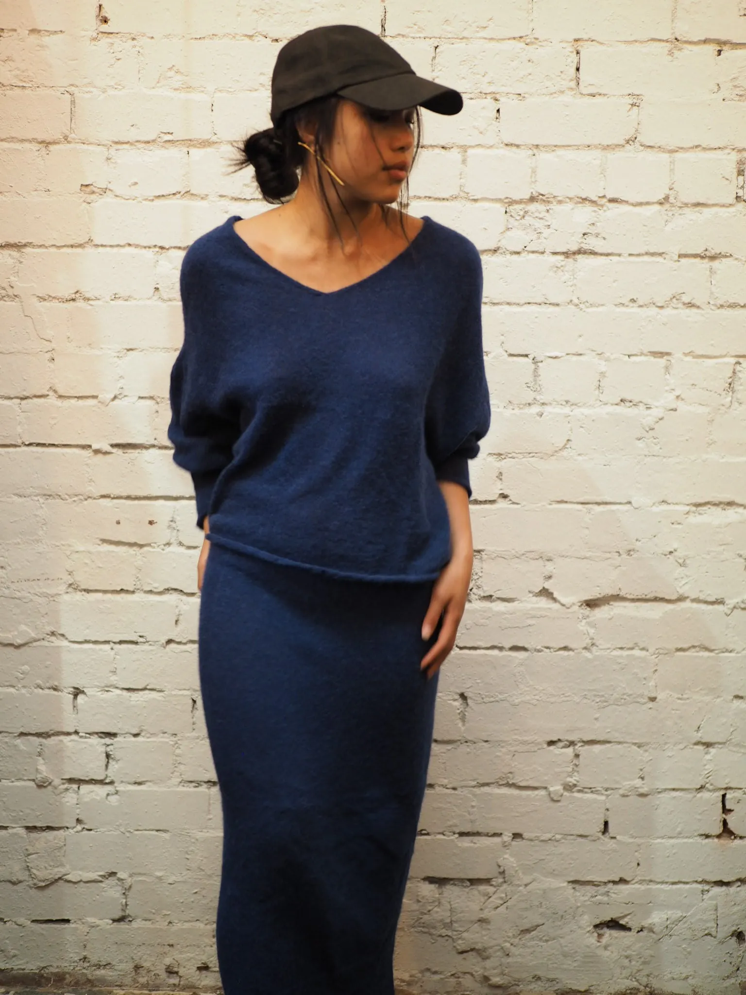 Light weight V-neck sweater (Alpaca)- Blue Royale